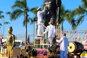 พิธีบวงสรวงและพิธีวางพวงมาลาพ่อขุนผาเมือง งานเทศกาลเส็งกลอง ล่องโคมไฟ ไหว้พ่อขุนผาเมือง ประจำปี ๒๕๖๘ อำเภอหล่มสัก จังหวัดเพชรบูรณ์